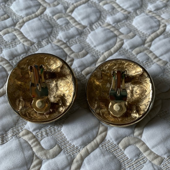 Vintage clip on earrings - Picture 3 of 5